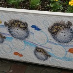 Un bac à fleurs globuleux