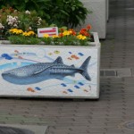 Un bac à fleurs d'un fort beau gabarit