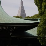 Temple Meiji avec Shinjuku en fond