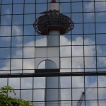 Reflet de la Kyoto Tower sur la la Kyoto Station