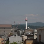 La Kyoto Tower depuis le train