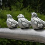 De faux oiseaux sur une vraie barrière