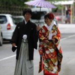 Jeunes mariés dans le parc du chateau