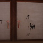 Un héron peint sur un panneau mural