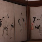 Des hérons peints sur un panneau mural