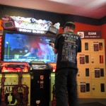 Bibi en train de savater du zombie