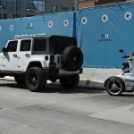 Grosse jeep et triporteur de la police