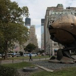 La sphère se trouvait au pied des 2 tours du WTC, ils l'ont plus ou moins reconstituée