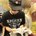 Pour s'intégrer: faire comme les locaux et lire le journal dans le métro