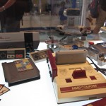 La NES (au fond) et la Famicom japonaise