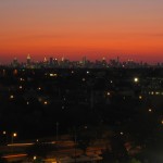 Lointain couché de soleil sur Manhattan que l'on pouvait voir depuis le haut du court central